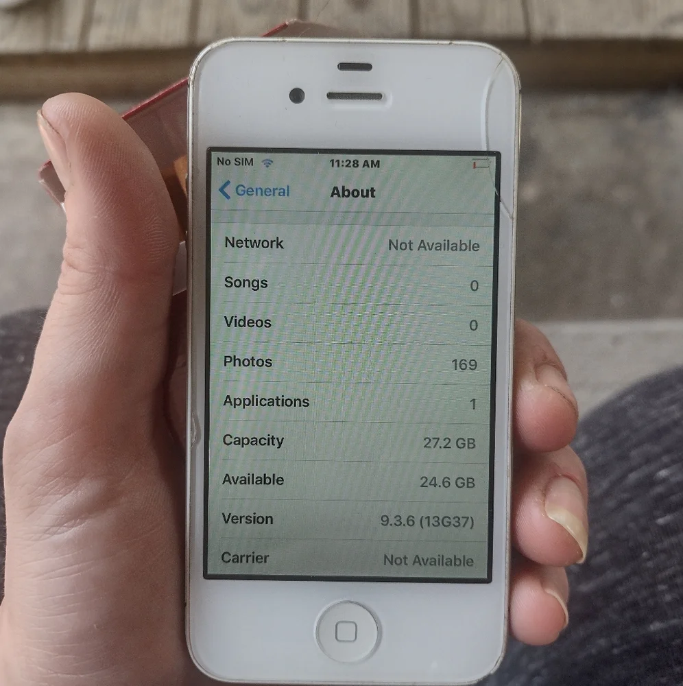 White Apple iPhone 4S Jailbroke & Carrier Unlocked with Charging Cord
